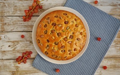 Torta con uva fragola e pistacchi salati
