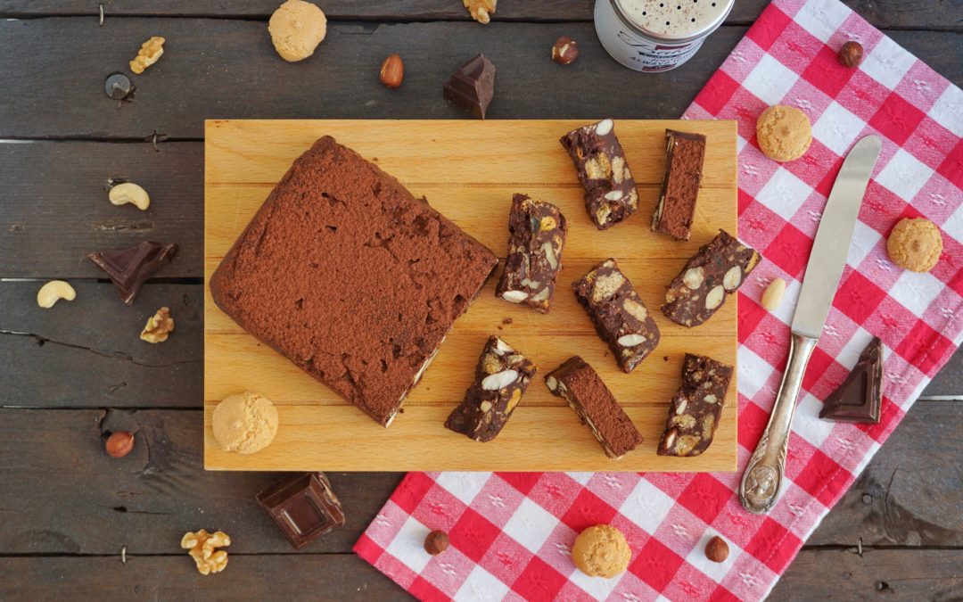 Quadrotti di cioccolato, amaretti e frutta secca