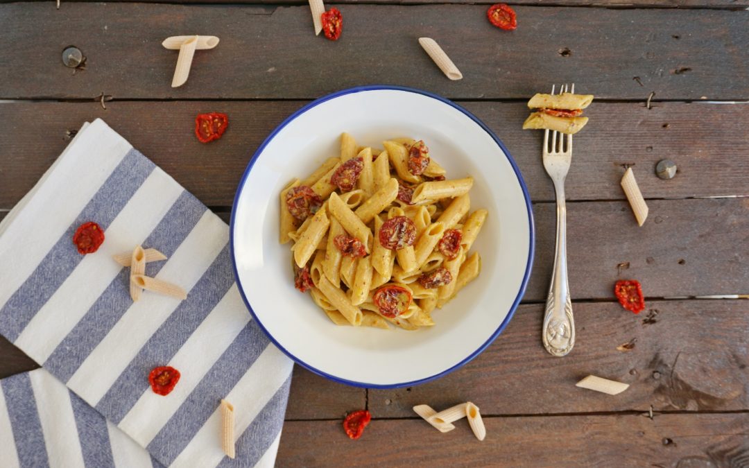 Penne con pomodori secchi e pesto di pistacchio