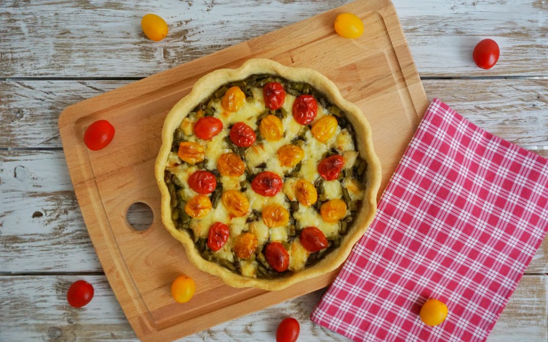 Tortino salato con asparagi e pomodorini