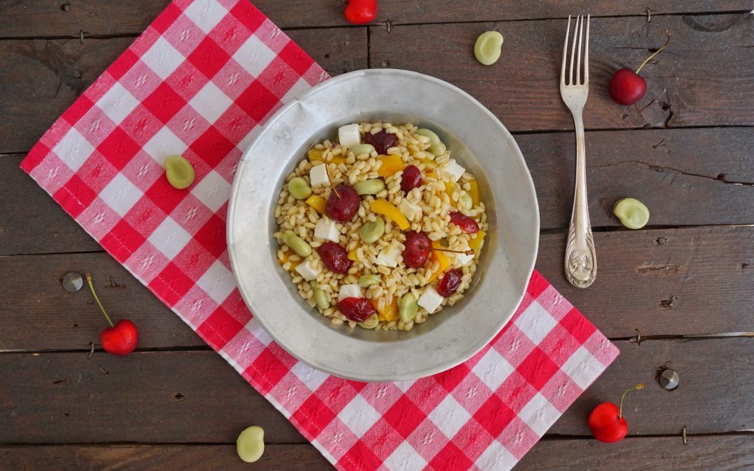 Orzo con fave, peperoni, feta e ciliegie caramellate