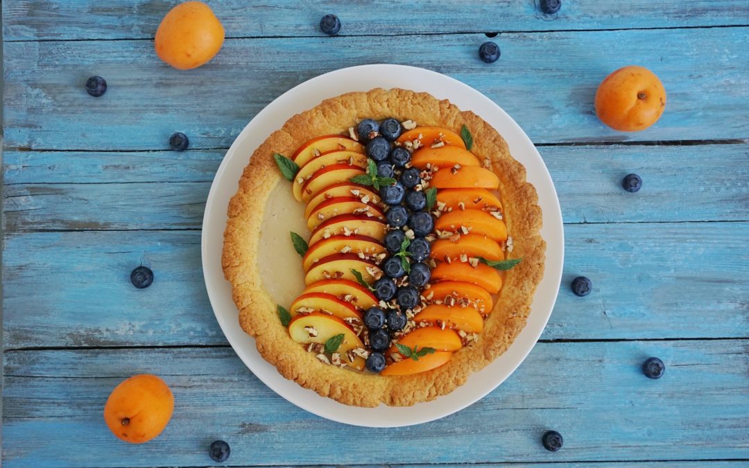 Torta con crema di mandorle e frutta fresca