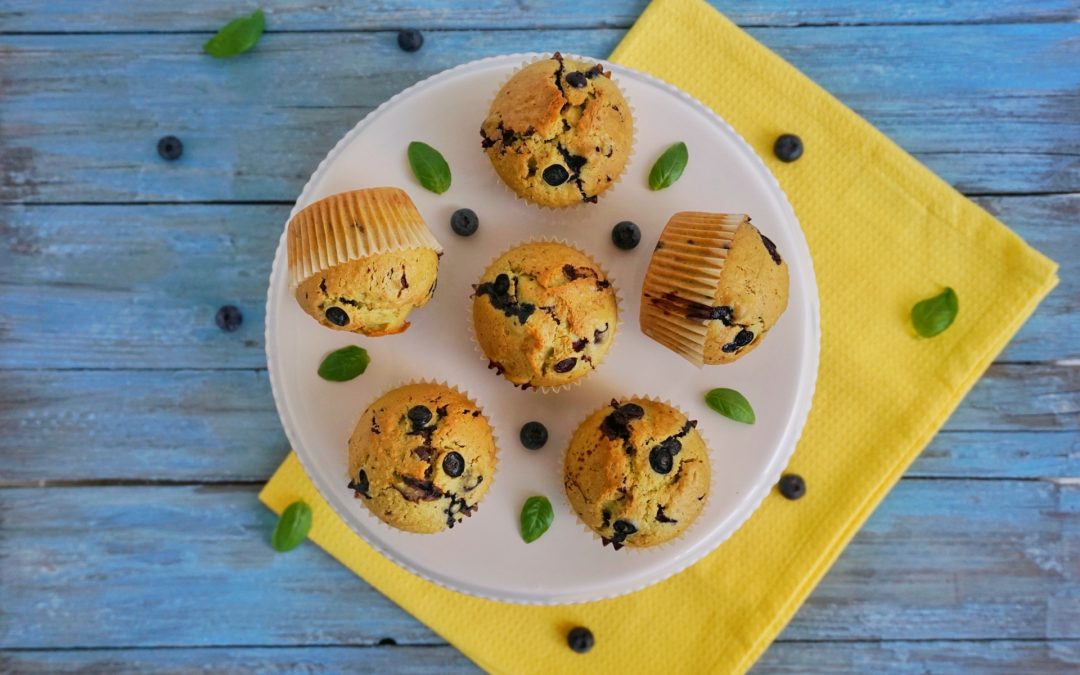 Muffin con basilico, cioccolato e mirtilli