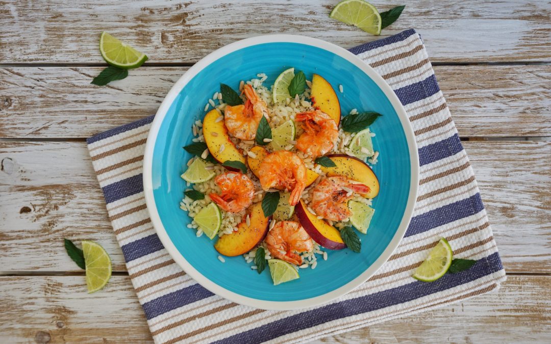 Insalata di riso con gamberi, lime e pesca