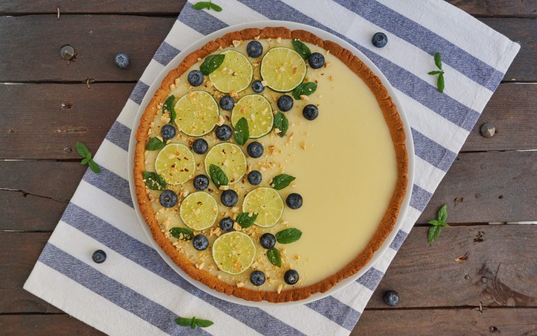 Crostata con cioccolato bianco, mirtilli e lime