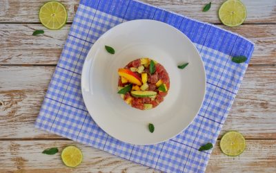 Tartare di tonno con pesca, cocomero e lime