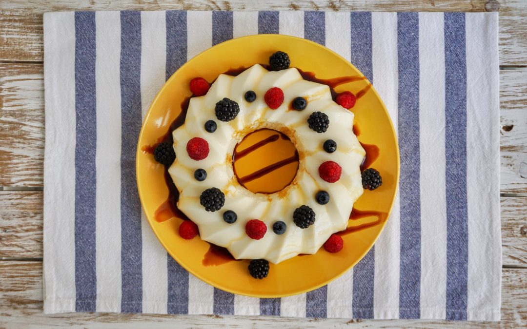 Torta di panna cotta al caramello e frutti rossi