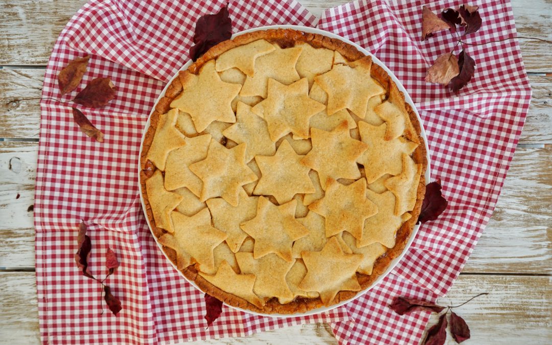 Crostata con marmellata, amaretti e arachidi salate