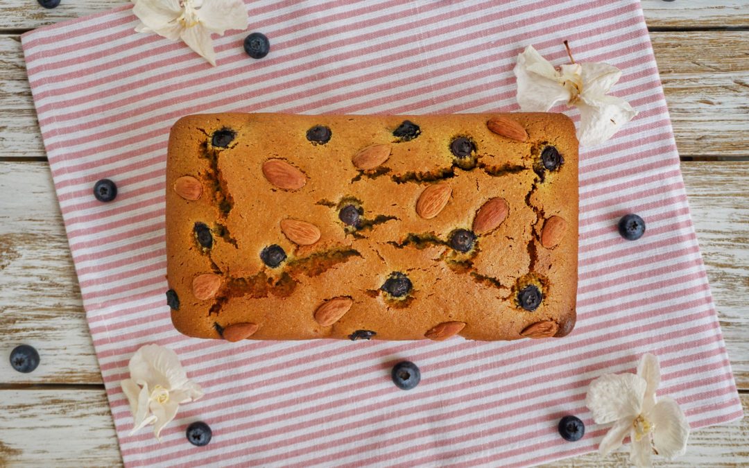 Plumcake con farina di piselli, mirtilli e mandorle