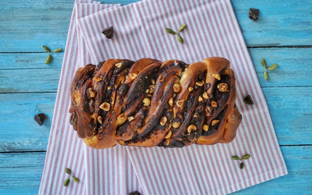 Babka con cioccolato, nocciole e cardamomo