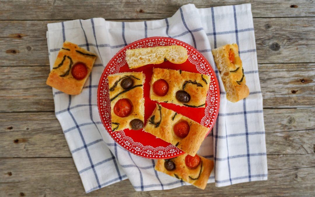Focaccia a lunga lievitazione con pomodori, olive e asparagi