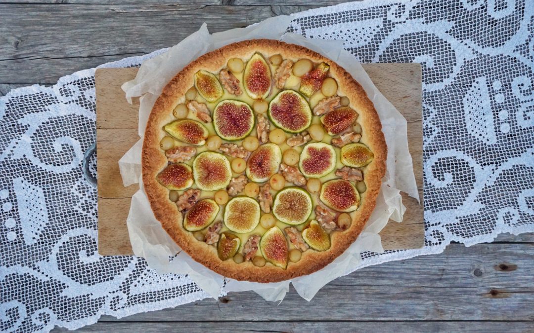 Crostata alla crema con fichi, noci e uva