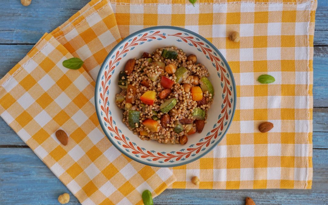 Grano saraceno con zucchine, frutta secca e pesche