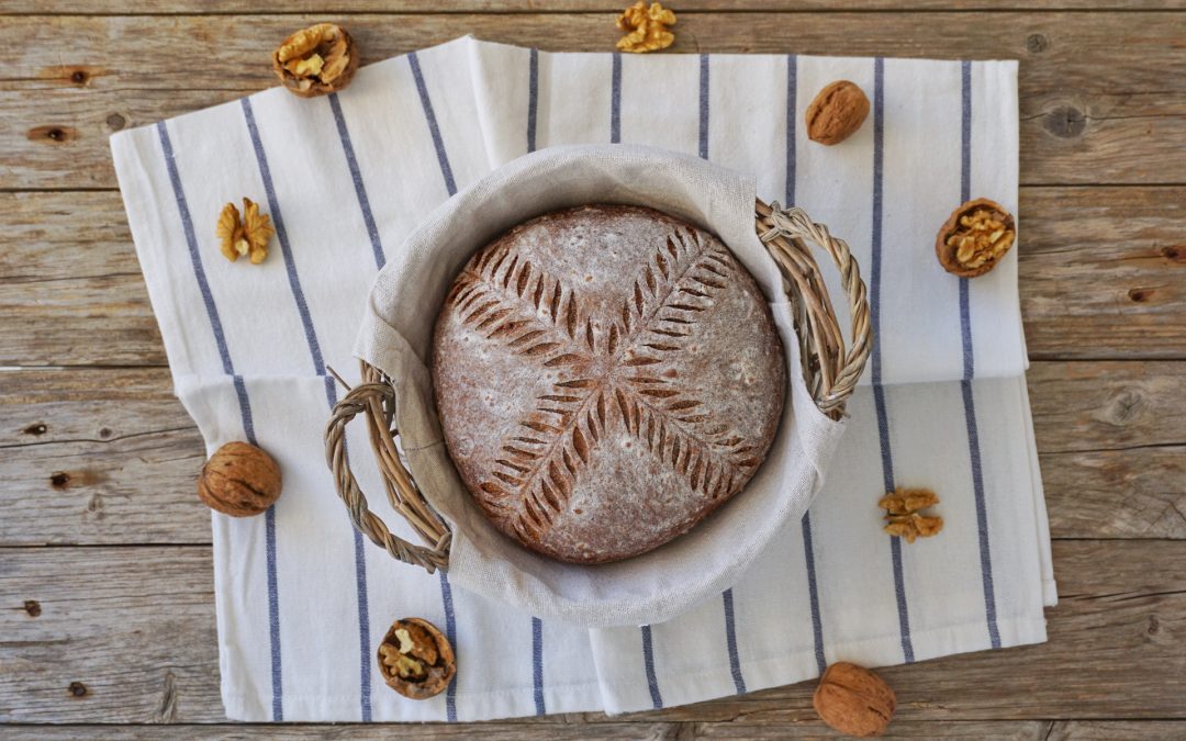 Pane soffice con barbabietola rossa e noci