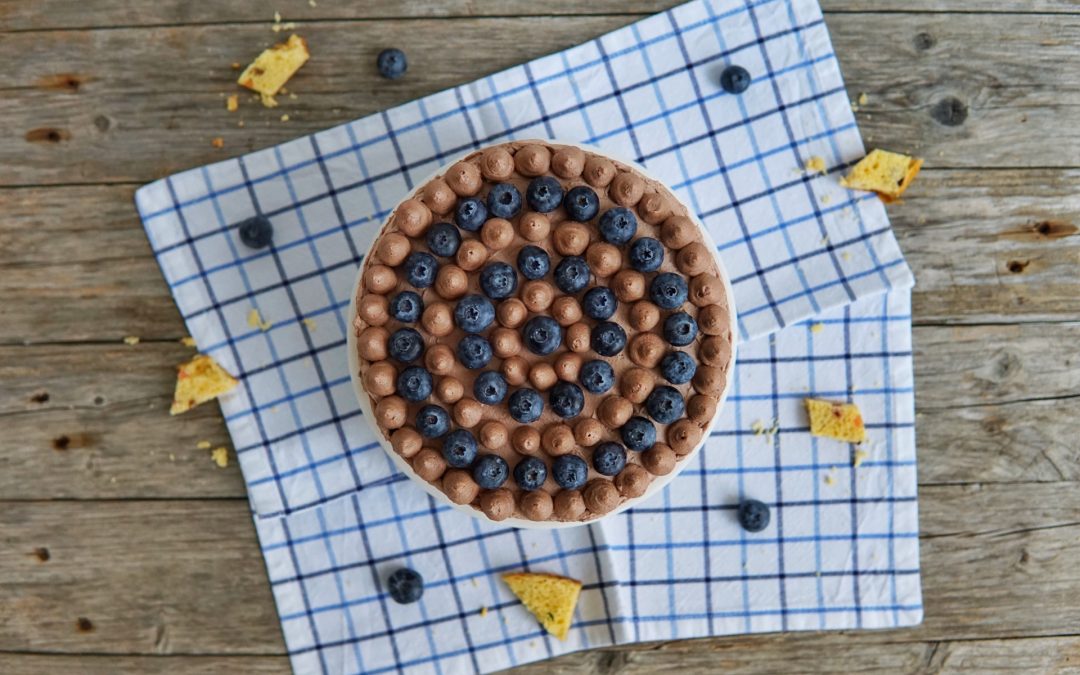 Torta panettone con mousse al cacao e mirtilli