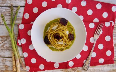 Tagliatelle integrali con crema di asparagi e chips di barbabietola