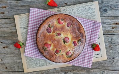 Crostata al cacao con crema frangipane e fragole