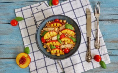 Insalata di farro con ceci, sgombro e pesche piastrate