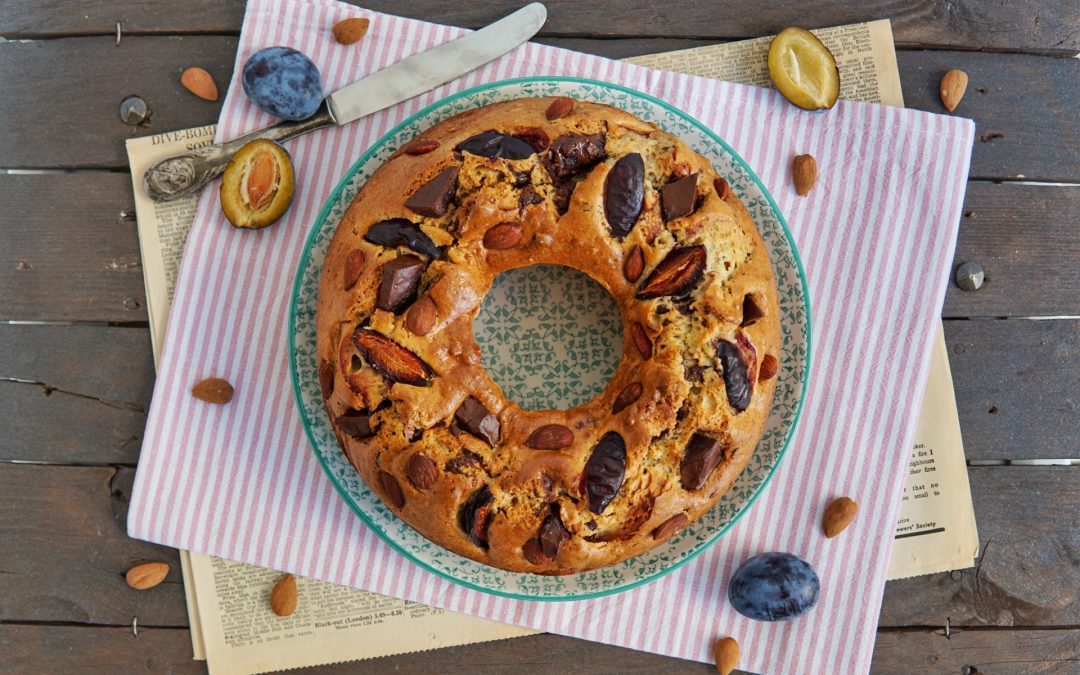 Ciambella rustica alle prugne e cioccolato fondente