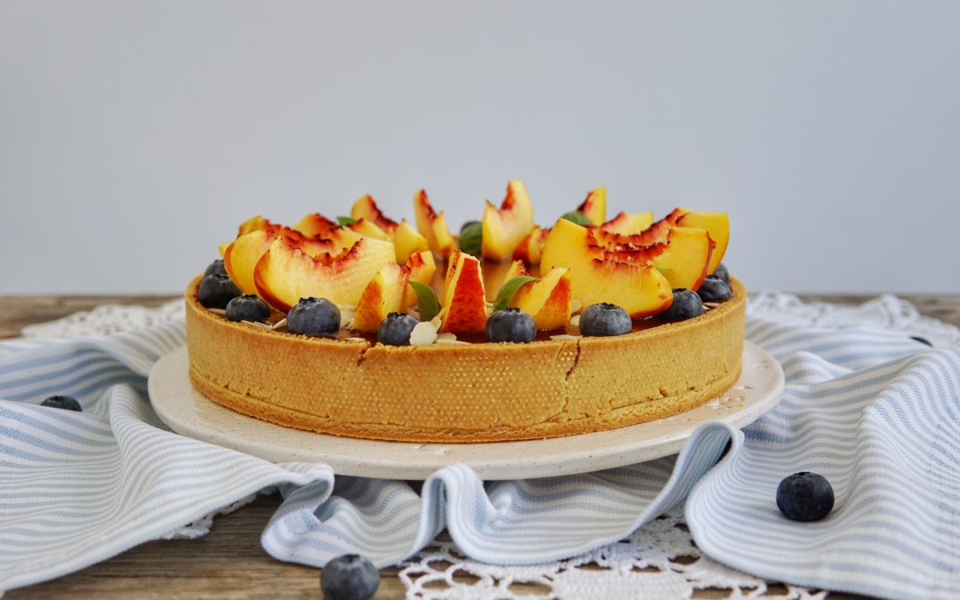 Crostata alle mandorle con caramello salato e frutta fresca