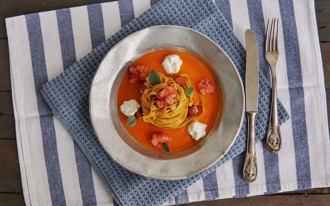 Tagliatelle con crema di zucca, tartare di gambero e stracciatella