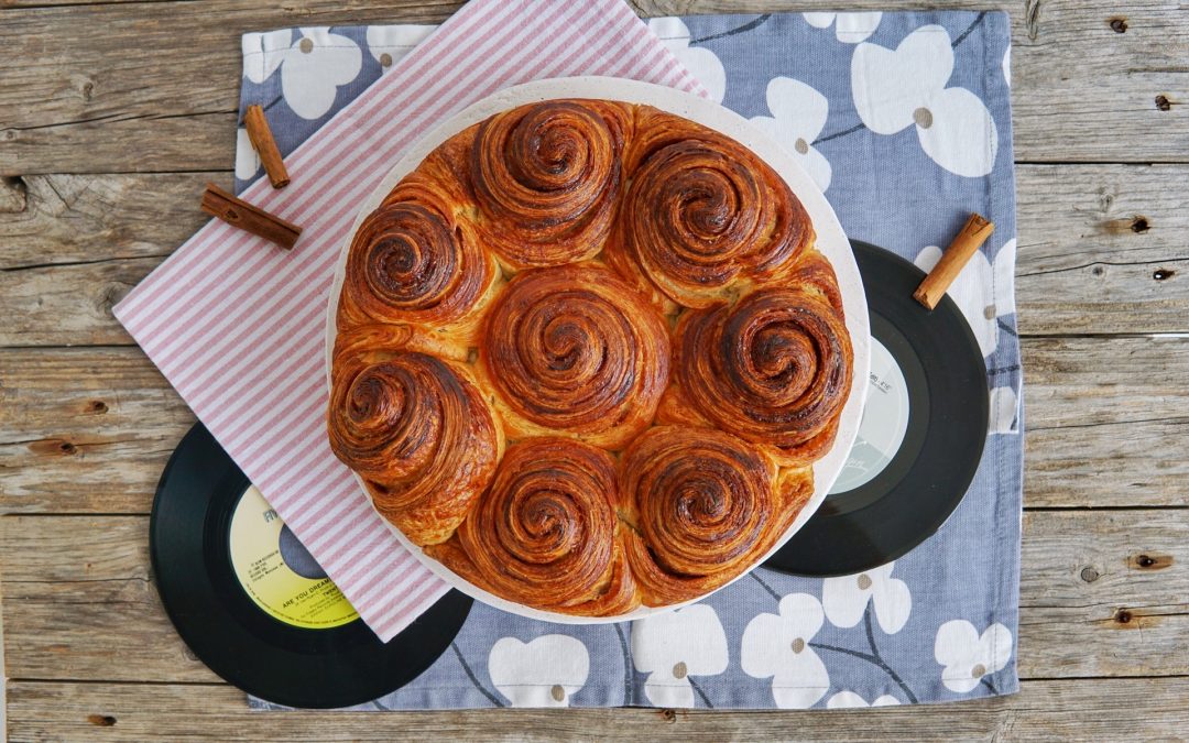 Torta di sfoglia lievitata alla cannella