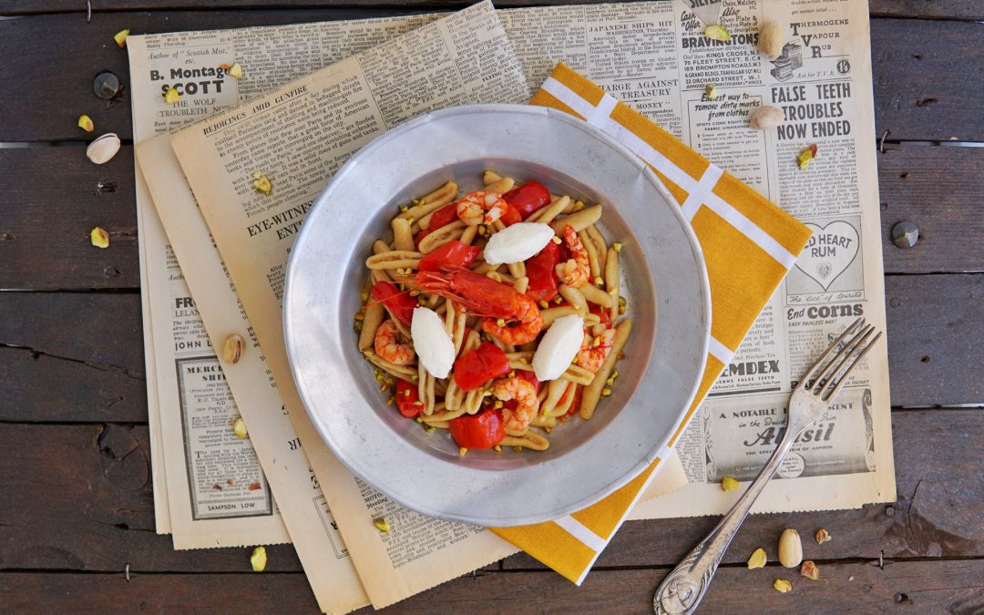 Fusilli con peperoni, gamberi rossi e mousse di pecorino