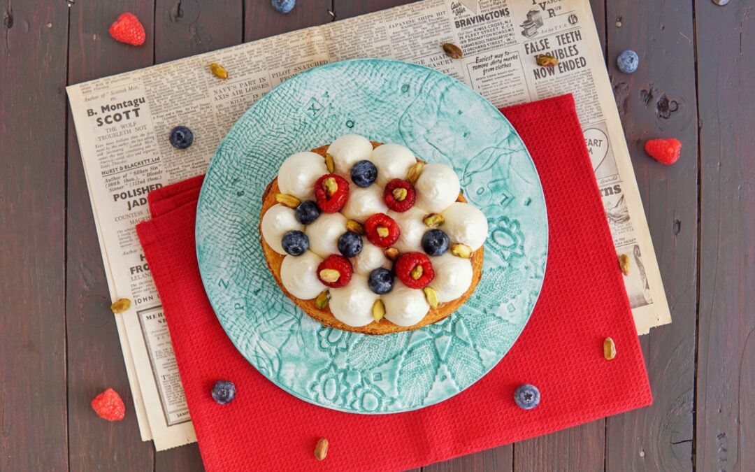 Millefoglie con frosting al mascarpone, frutti rossi e pistacchi