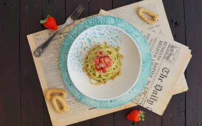 Spaghetti alla chitarra con broccoli e tartare di fragole e gamberi