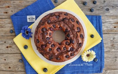 Ciambellone soffice con cacao amaro e mirtilli