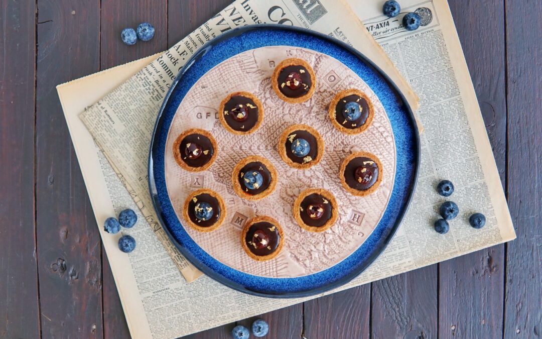 Minicrostatine con amarene e ganache al cioccolato